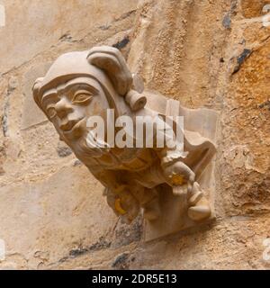 Restaurato gargoyle di jester con luna e stella in mani sulla Cattedrale di Lincoln, Lincoln, Inghilterra Foto Stock