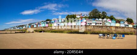 WALTON ON THE NAZE, ESSEX, UK, 17 LUGLIO 2020. Capanne in legno sulla costa in direzione di Frinton. Walton on on the Naze, Essex, Regno Unito, J. Foto Stock