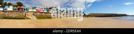WALTON ON THE NAZE, ESSEX, UK, 17 LUGLIO 2020. Il molo e capanne in legno a Walton-on-the-Naze, Essex. Il secondo molo più lungo della Gran Bretagna. Walton Foto Stock