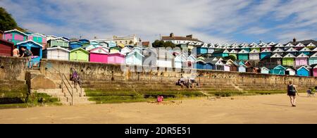 WALTON ON THE NAZE, ESSEX, UK, 17 LUGLIO 2020. Capanne in legno sulla costa in direzione di Frinton. Walton on on the Naze, Essex, Regno Unito, J. Foto Stock