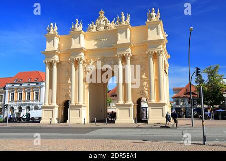 Potsdam, Germania - 18 settembre 2020: Visita Potsdam e la porta di Brandeburgo in una giornata di sole a settembre. Vista dal lato del campo. Foto Stock