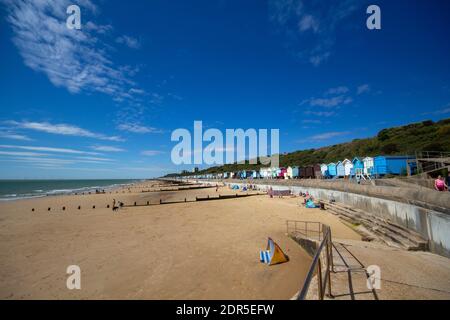 WALTON ON THE NAZE, ESSEX, UK, 17 LUGLIO 2020. Capanne in legno sulla costa in direzione di Frinton. Walton on on the Naze, Essex, Regno Unito, J. Foto Stock