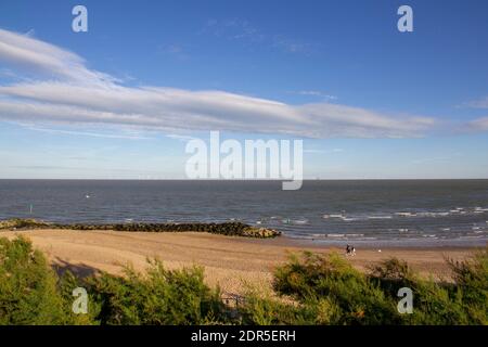 CLACTON, ESSEX, REGNO UNITO, 17 LUGLIO 2020. Turbine eoliche viste dalla costa di Clacton, Essex, Regno Unito, 17 luglio 2020 Foto Stock