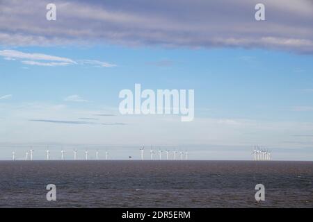 CLACTON, ESSEX, REGNO UNITO, 17 LUGLIO 2020. Turbine eoliche viste dalla costa di Clacton, Essex, Regno Unito, 17 luglio 2020 Foto Stock