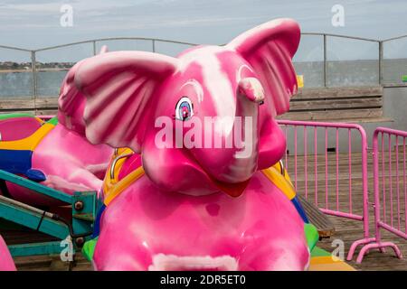 CLACTON, ESSEX, REGNO UNITO, 17 LUGLIO 2020. Giro in elefante sul molo di Clacton, inaugurato il 27 luglio 1871. Clacton, Essex, Regno Unito, 17 luglio 20 Foto Stock