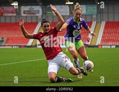 Jess Sigworth di Manchester United (a sinistra) e Aimee Palmer di Bristol City combattono per la palla durante la partita della Super League delle Femminile al Leigh Sports Village di Manchester. Foto Stock