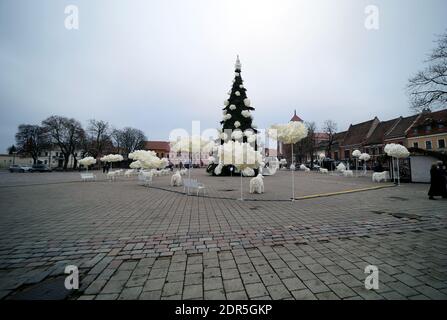 Kaunas, Lituania - 19 dicembre 2020: L'albero di Natale principale di Kaunas si trova nella piazza del Municipio. Le decorazioni sono create dal bere di plastica Foto Stock