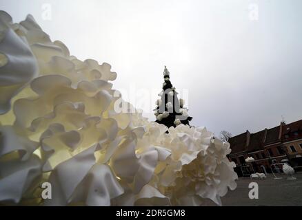 Kaunas, Lituania - 19 dicembre 2020: L'albero di Natale principale di Kaunas si trova nella piazza del Municipio. Le decorazioni sono create dal bere di plastica Foto Stock