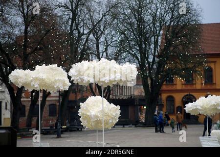 Kaunas, Lituania - 19 dicembre 2020: L'albero di Natale principale di Kaunas si trova nella piazza del Municipio. Le decorazioni sono create dal bere di plastica Foto Stock