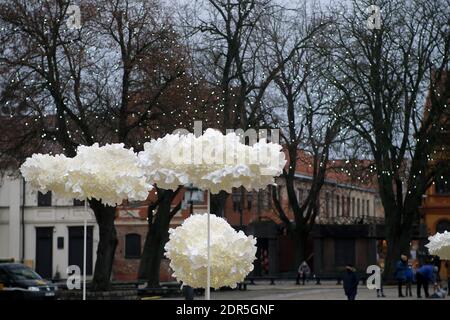 Kaunas, Lituania - 19 dicembre 2020: L'albero di Natale principale di Kaunas si trova nella piazza del Municipio. Le decorazioni sono create dal bere di plastica Foto Stock