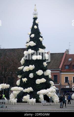 Kaunas, Lituania - 19 dicembre 2020: L'albero di Natale principale di Kaunas si trova nella piazza del Municipio. Le decorazioni sono create dal bere di plastica Foto Stock