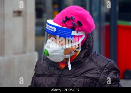 Londra, Regno Unito, 20 dicembre 2020 Oxford Street è vuota della solita folla di acquirenti l'ultima domenica prima di Natale. Le chiusure di livello 4 hanno effetto nel West End di Londra. Credit: JOHNNY ARMSTEAD/Alamy Live News Foto Stock