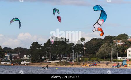 Sandbanks, Regno Unito. 20 dicembre 2020. Kite Surfers sfruttare al massimo le condizioni ventose l'ultimo fine settimana prima di Natale nel porto di Poole a Sandbanks in Dorset. Credit: Richard Crease/Alamy Live News Foto Stock