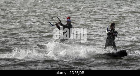 Sandbanks, Regno Unito. 20 dicembre 2020. Kite Surfers sfruttare al massimo le condizioni ventose l'ultimo fine settimana prima di Natale nel porto di Poole a Sandbanks in Dorset. Credit: Richard Crease/Alamy Live News Foto Stock