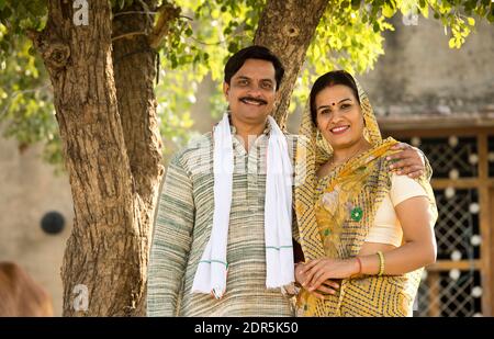 Felice contadino indiano rurale con sua moglie al villaggio Foto Stock
