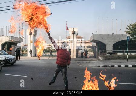 Kathmandu, Nepal. 20 dicembre 2020. Un manifestante che ha tenuto un'effigie bruciante del primo ministro Khadga Prasad oli, Di fronte all'edificio del parlamento durante la manifestazione.il presidente del Nepal ha sciolto il Parlamento domenica dopo che il primo ministro ha raccomandato il movimento in mezzo ad un feud crescente all'interno del suo partito comunista che è probabile spingere la nazione Himalayana in una crisi politica. Le elezioni parlamentari si terranno il 30 aprile e il 10 maggio, secondo una dichiarazione dell'ufficio del Presidente Bidya Devi Bhandari. Credit: SOPA Images Limited/Alamy Live News Foto Stock