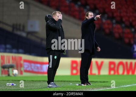 Il manager dei cuori Robbie Neilson (a destra) dà istruzioni sulla linea di contatto mentre il manager celtico Neil Lennon si alza in piedi durante la finale della Coppa Scozzese a Hampden Park, Glasgow. Foto Stock