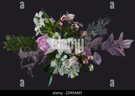 Composizione floreale su sfondo nero. Decorazioni per matrimoni. Arredamento festivo. Bouquet di fiori primaverili. Bouquet di nozze Foto Stock
