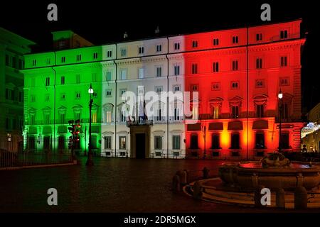 Bandiera tricolore italiana proiettata sulla facciata illuminata di Palazzo Chigi, sede della Presidenza del Consiglio dei Ministri. Roma, Italia, Europa, UE Foto Stock