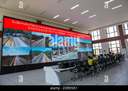 (201220) -- VIENTIANE, 20 dicembre 2020 (Xinhua) -- Foto scattata il 20 dicembre 2020 mostra la sala di controllo centrale della sezione Vientiane-Vangvieng della superstrada Cina-Laos a Vientiane, Laos. Domenica è stata inaugurata la sezione Vientiane-Vangvieng della superstrada Cina-Laos, la prima autostrada del Laos costruita congiuntamente dal governo del Laos e dal gruppo cinese Yunnan Construction and Investment Holding Group (YCIH). La cerimonia di apertura si è svolta contemporaneamente a Vientiane, la capitale del Laos, e a Kunming, nella provincia di Yunnan, nel sud-ovest della Cina, tramite videoconferenza. (Foto di Kaikeo Saiyasa Foto Stock