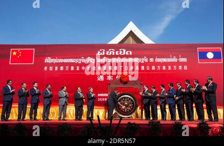 (201220) -- VIENTIANE, 20 dicembre 2020 (Xinhua) -- Bounnhang Vorachith, segretario generale del Comitato Centrale del Partito rivoluzionario popolare del Laos e presidente del Laos, partecipa alla cerimonia di apertura della sezione Vientiane-Vangvieng della superstrada Cina-Laos a Vientiane, Laos, 20 dicembre 2020. Domenica è stata inaugurata la sezione Vientiane-Vangvieng della superstrada Cina-Laos, la prima autostrada del Laos costruita congiuntamente dal governo del Laos e dal gruppo cinese Yunnan Construction and Investment Holding Group (YCIH). La cerimonia di apertura si è svolta contemporaneamente a Vientiane, la capitale di Foto Stock