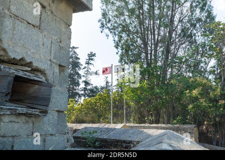 Le bandiere della Turchia e della Repubblica turca di Cipro del Nord nella zona cuscinetto delle Nazioni Unite (linea verde) a Cipro a Nicosia, vista dal Pap Foto Stock