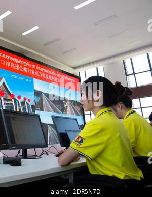 (201220) -- VIENTIANE, 20 dicembre 2020 (Xinhua) -- Foto scattata il 20 dicembre 2020 mostra la sala di controllo centrale della sezione Vientiane-Vangvieng della superstrada Cina-Laos a Vientiane, Laos. Domenica è stata inaugurata la sezione Vientiane-Vangvieng della superstrada Cina-Laos, la prima autostrada del Laos costruita congiuntamente dal governo del Laos e dal gruppo cinese Yunnan Construction and Investment Holding Group (YCIH). La cerimonia di apertura si è svolta contemporaneamente a Vientiane, la capitale del Laos, e a Kunming, nella provincia di Yunnan, nel sud-ovest della Cina, tramite videoconferenza. (Foto di Kaikeo Saiyasa Foto Stock