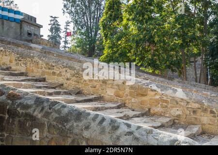 Le bandiere della Turchia e della Repubblica turca di Cipro del Nord nella zona cuscinetto delle Nazioni Unite (linea verde) a Cipro a Nicosia, vista dal Pap Foto Stock