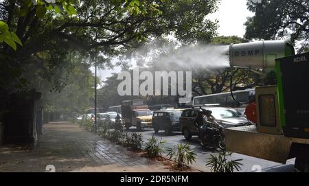 Bangalore, India. 20 dicembre 2020. I disinfettanti vengono spruzzati a Bangalore, India, 20 dicembre 2020. Credit: Sr/Xinhua/Alamy Live News Foto Stock