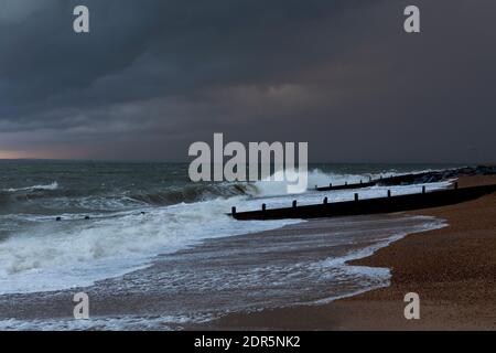 Nubi tempesta che si radunano sulla costa meridionale dell'Inghilterra. Tempo difficile che si avvicina alla costa dal canale inglese. Il sole che si illumina lontano. Foto Stock