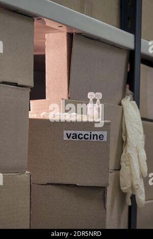 Problema di fornitura di vaccini virali e carenza di droga. Flaconcini per la vaccinazione contro il coronavirus in stock Foto Stock