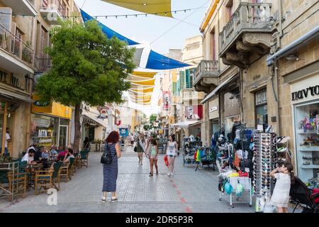 Ombreggiato Ledras strada pedonale con negozi nel centro storico di Nicosia, Cipro. Foto Stock