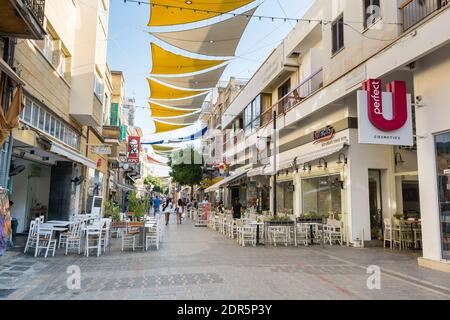 Ombreggiato Ledras strada pedonale con negozi nel centro storico di Nicosia, Cipro. Foto Stock