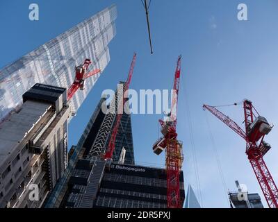 Gru su cui si lavora, la torre di WilkinsonEyre 8 Bishopsgate, con 22 Bishopsgate sullo sfondo a sinistra Foto Stock