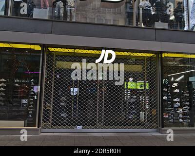 Vista frontale del negozio della società britannica di vendita al dettaglio di moda sportiva chiusa JD Sports durante il blocco in via dello shopping Königstraße. Foto Stock