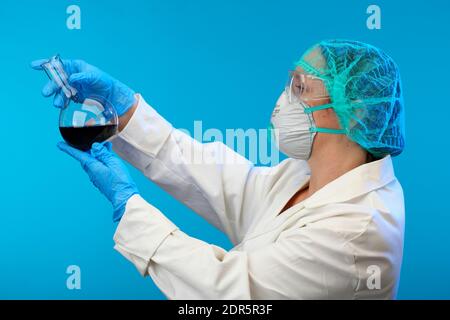 Analisi del sangue, sangue in una provetta, ricerca di anticorpi, analisi della presenza di anticorpi Covid-19 Foto Stock