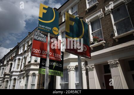 GREAT BRITAIN / London /for sale signs Outside houses in London . Foto Stock