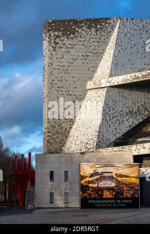 Vista frontale della Philharmonie de Paris al tramonto, un'istituzione culturale situata nel Parc de la Villette attualmente chiusa a causa del coronavirus. Foto Stock