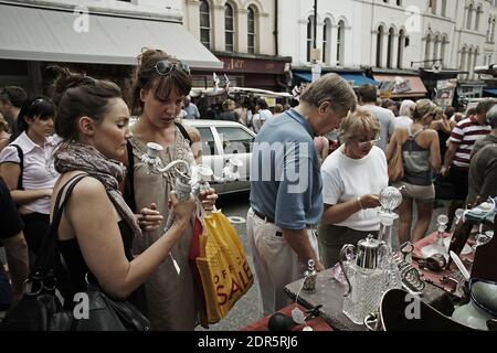 Portobello Road Market, nel quartiere di Notting Hill di Londra, Gran Bretagna, famoso in tutto il mondo per i suoi vestiti di seconda mano e antiquariato. Foto Stock