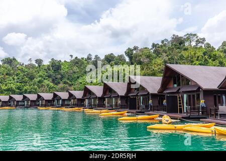 Resort di lusso con Case galleggianti di poppa sul Lago Verde con Alberi tropicali Foto Stock