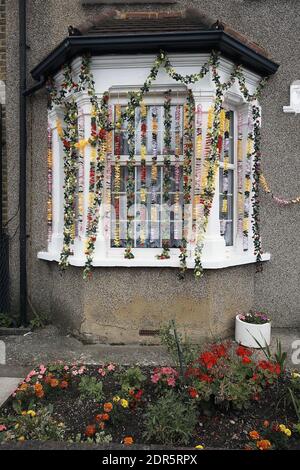 GRAN BRETAGNA / Londra / Southall /una finestra a Londra decorata con fiori per un matrimonio indiano. Foto Stock