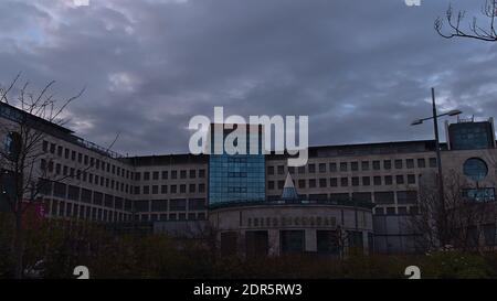 Succursale dell'istituto finanziario pubblico Landeskreditbank Baden-Wuerttemberg (L-Bank) nell'edificio degli uffici 'Friedrichsbau' in centro in serata. Foto Stock