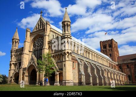 Cattedrale di St Albans in Hertfordshire Inghilterra UK con un blu Cielo e alcune nuvole che è una struttura normanna risalente al tempo Ai tempi anglosassoni ed è il Foto Stock