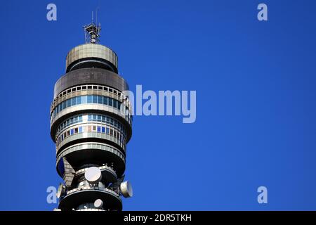 BT Tower a Londra costruito nel 1965 originariamente la posta Office Tower, ma anche conosciuta come British Telecom Tower che è una destinazione di viaggio popolare a. Foto Stock