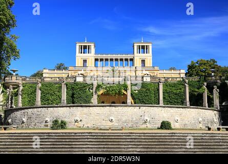 Potsdam, Germania - 18 settembre 2020: Visita del palazzo reale e del parco Sanssouci a Potsdam in una giornata di sole. Vista sul Palazzo dell'Orangerie. Foto Stock