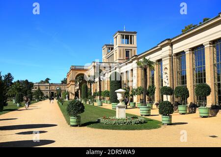 Potsdam, Germania - 18 settembre 2020: Visita del palazzo reale e del parco Sanssouci a Potsdam in una giornata di sole. Vista sul Palazzo dell'Orangerie. Foto Stock