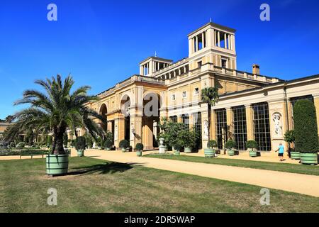 Potsdam, Germania - 18 settembre 2020: Visita del palazzo reale e del parco Sanssouci a Potsdam in una giornata di sole. Vista sul Palazzo dell'Orangerie. Foto Stock