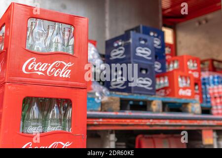 Llucmajor, Spagna; dicembre 17 2020: Primo piano di una scatola rossa del marchio Coca Cola, con bottiglie di vetro vuote di Coca Cola Foto Stock