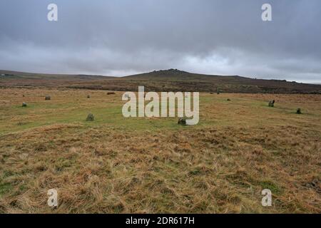 Cerchio di pietra vicino alle file di pietra al sito megalitico di Merrivale Dartmoor Regno Unito Foto Stock