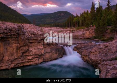 Una panoramica invernale. Lunga esposizione della cascata. Alberta, Canada. Cascate di gomito, Kananaskis Country. Paesaggio innevato. Foto Stock